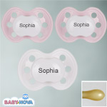 Pakke med 3 stk. Baby Nova sutter med navn (2 Lyser�de + 1 Hvid) Symmetriske Latex fra 6 md.